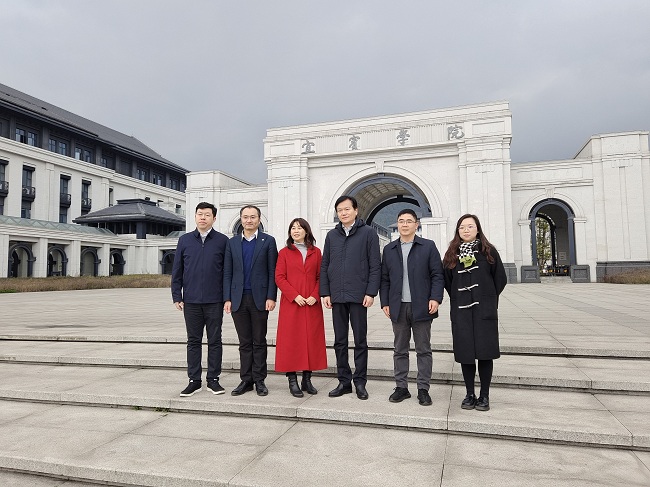 中国尊龙凯时人生就是博副总经理黄倬一行调研宜宾新能源产业发展