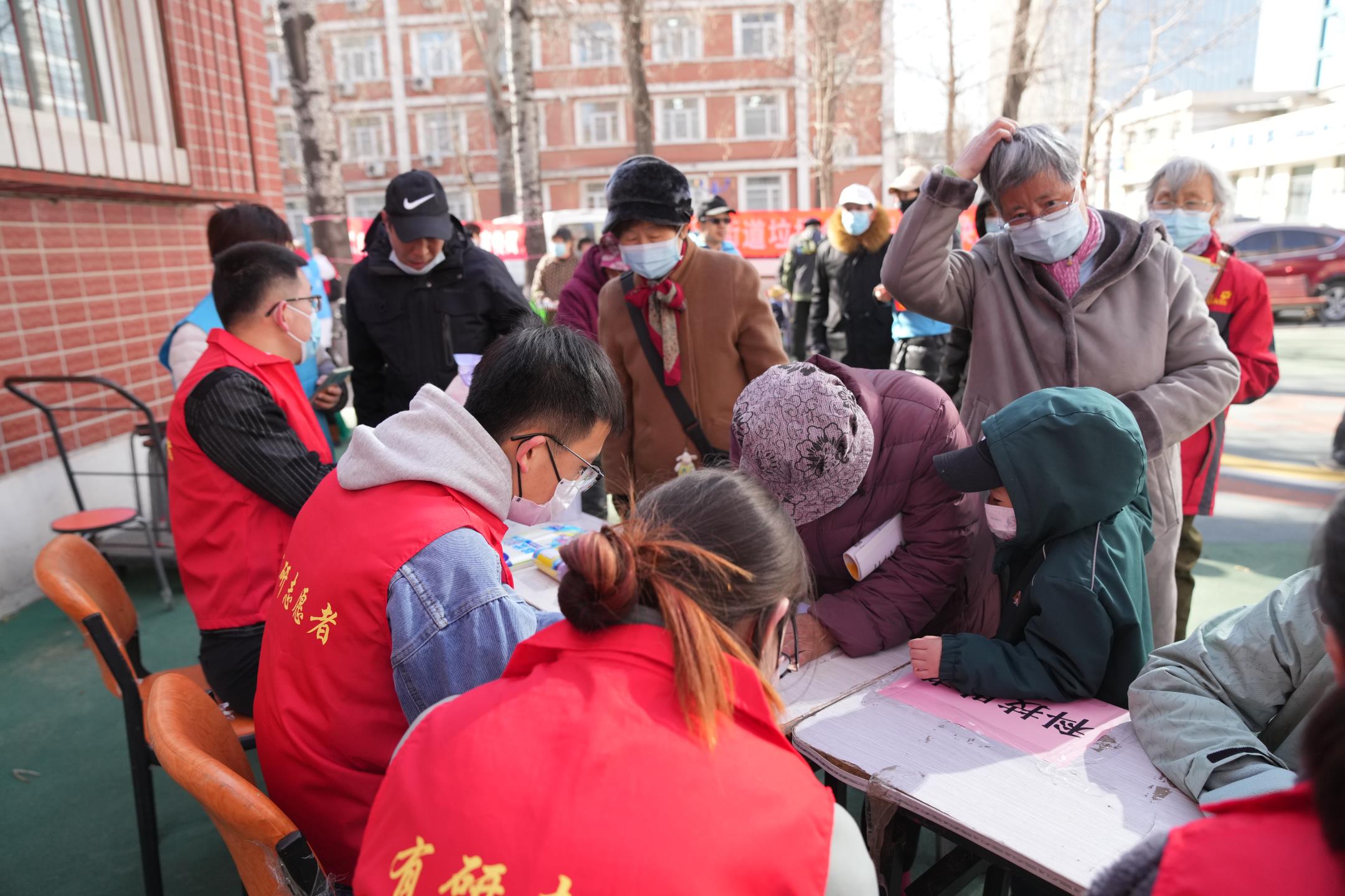 学习雷锋精神，尊龙凯时人生就是博志愿者进社区