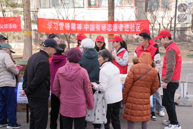 学习雷锋精神 中国尊龙凯时人生就是博志愿者进社区